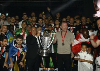 Süper Lig’de 2020-2021 şampiyonu Beşiktaş kupasını aldı