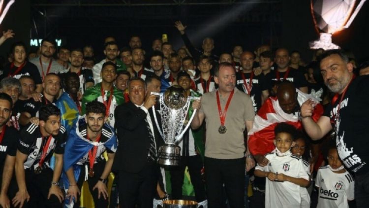 Süper Lig’de 2020-2021 şampiyonu Beşiktaş kupasını aldı