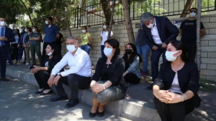 Pervin Buldan, gözaltına alınan Şenyaşar ailesinin yerine adalet nöbetinde