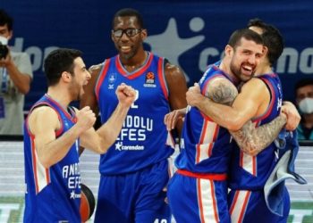 Anadolu Efes final için parkeye çıkacak