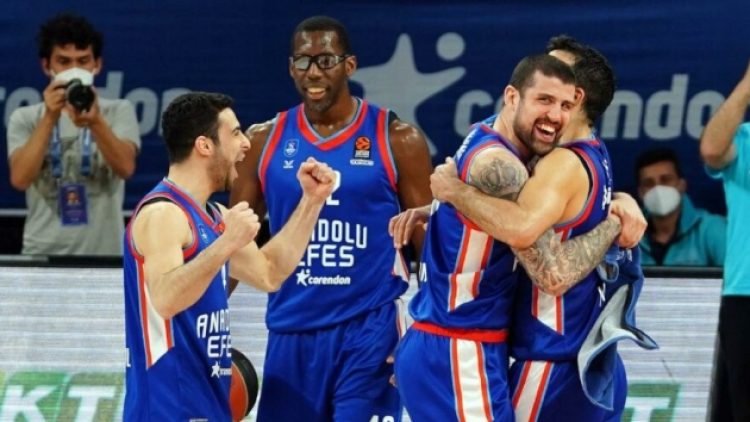Anadolu Efes final için parkeye çıkacak