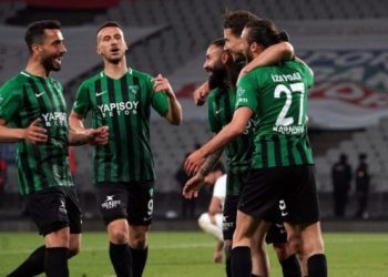 Sakaryaspor’u 4-0 yenen Kocaelispor 11 yıl sonra TFF 1. Lig’e yükseldi
