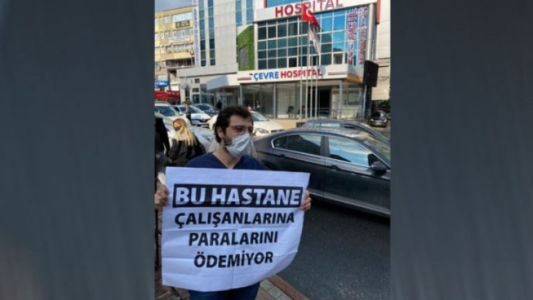 Maaşını alamayan tekniker, hastane önünde eyleme başladı
