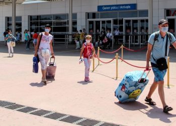 Tur operatörleri, haziran ayı için Türkiye turu alan Ruslara tatillerini ertelemeyi öneriyor