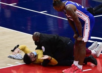 NBA’de oynanan Wizards – 76ers maçında bir taraftar sahaya girdi