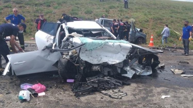 Sivas’ta feci kaza: 3’ü çocuk 9 ölü