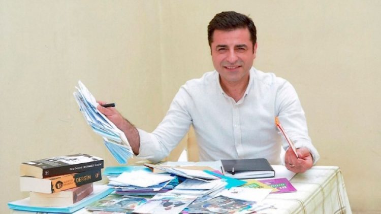 Demirtaş, Twitter’dan kitap önerdi: Boş zamanlarda başka şeyler yapın