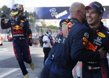 Formula 1 Azerbaycan GP’de çılgın son! Hamilton pist dışı, zafer Sergio Perez’in