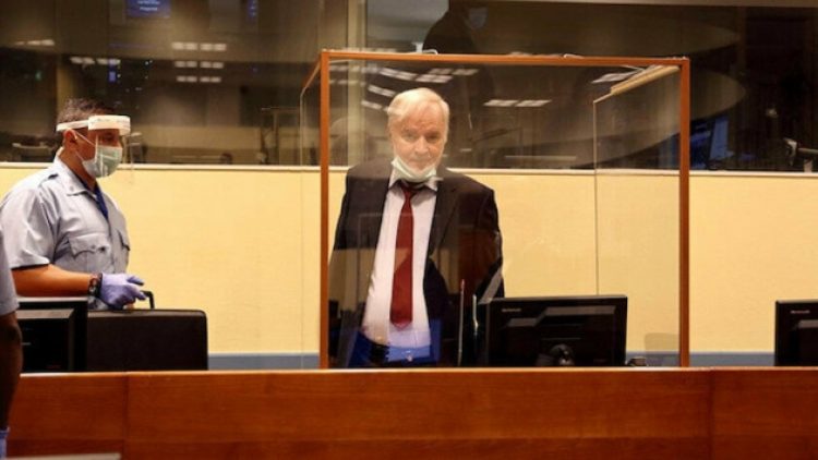 ‘Bosna Kasabı’ Mladiç’e verilen müebbet hapis cezası onandı