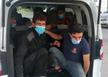 8 mülteciyi tarım işçisi olarak çalıştırmak için alıkoydular