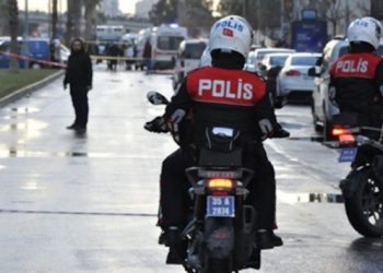Diyarbakır’da hızla motosiklet kullanan polis çocuklara çarptı: 1’i ağır 4 yaralı