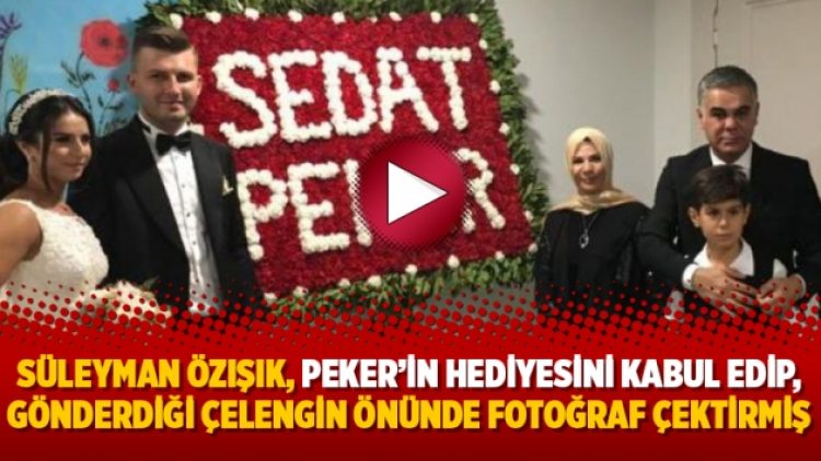 Süleyman Özışık, Peker’in hediyesini kabul edip, gönderdiği çelengin önünde fotoğraf çektirmiş