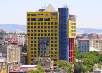 Maraş’taki ‘dünyanın en saçma binası’nın yıkım tarihi belirlendi