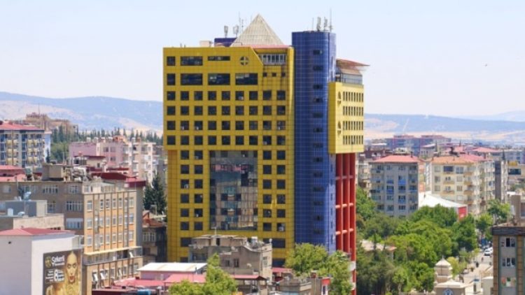 Maraş’taki ‘dünyanın en saçma binası’nın yıkım tarihi belirlendi