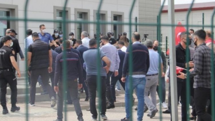 Kobane Davası’nda HDP’li vekillere saldırı girişimi