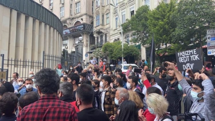 HDP İzmir il binasına yönelik saldırı Şişhane’de protesto ediliyor
