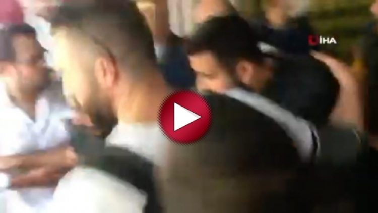 Katil polise ‘kimseye zarar vermedim’ dedi, olay yerinden kelepçesiz götürüldü