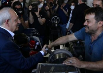 Kılıçdaroğlu, elleri kirli olduğu için tereddüt eden esnafa: O eli sıkmaktan şeref duyarım