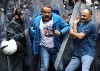KHK’lı Veli Saçılık’ı yerlerde sürekleyen polis, kızına tecavüzle tehdit etti