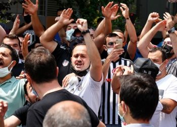 Beşiktaş taraftarı Sergen Yalçın’ın evine gitti!