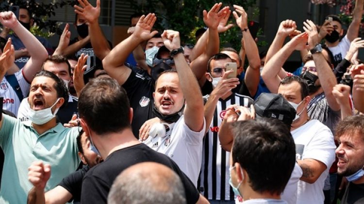 Beşiktaş taraftarı Sergen Yalçın’ın evine gitti!