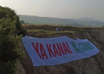 Şantiye alanına “Ya Kanal Ya İstanbul” yazılı dev pankart asıldı