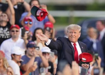 Trump, Beyaz Saray’dan ayrıldıktan sonra ilk mitingini yaptı: Amerika’yı geri alacağız