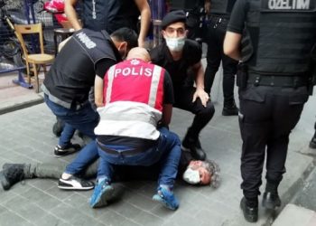 Gazeteciye şiddet uygulayan polislere soruşturma!
