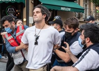 Onur Yürüyüşü’nde kafeden gözaltına alınan Murat Kahya: Herkes sussun isteniyor