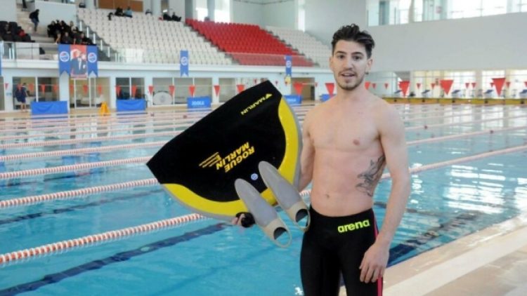 Derin Toparlak’tan yüzmede tarihi başarı: Bin 500 metrede dünya şampiyonu oldu