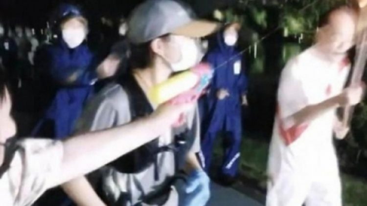 Su tabancasıyla olimpiyat meşalesini söndürmeye çalıştı