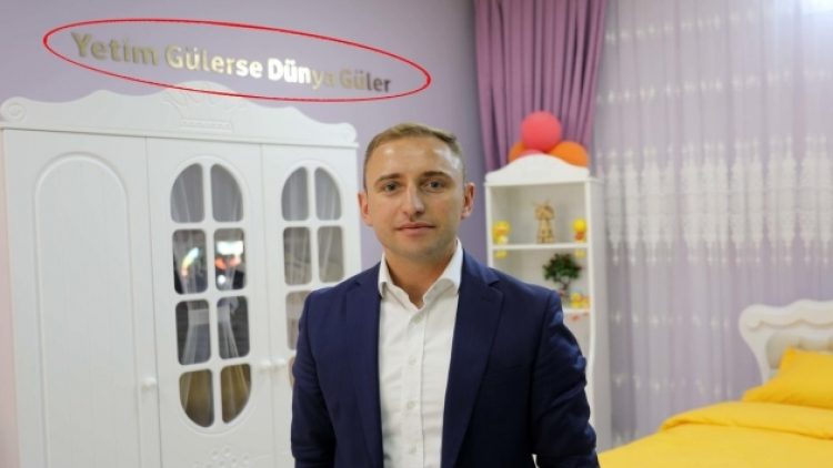 Çocukların odalarına ‘Yetim gülerse dünya güler’ yazısı koydular