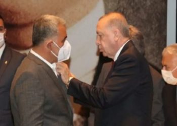 HDP’den istifa eden belediye başkanı AKP’ye geçti, rozetini Erdoğan taktı