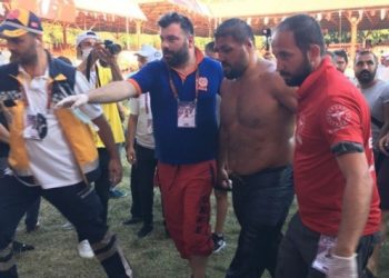 Başpehlivan Recep Kara, güreş sonrasında hastaneye kaldırıldı
