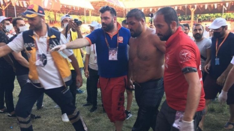 Başpehlivan Recep Kara, güreş sonrasında hastaneye kaldırıldı