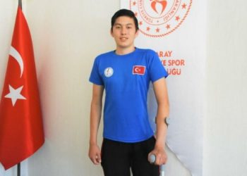 Bacağını kaybetti ama voleyboldan kopmadı