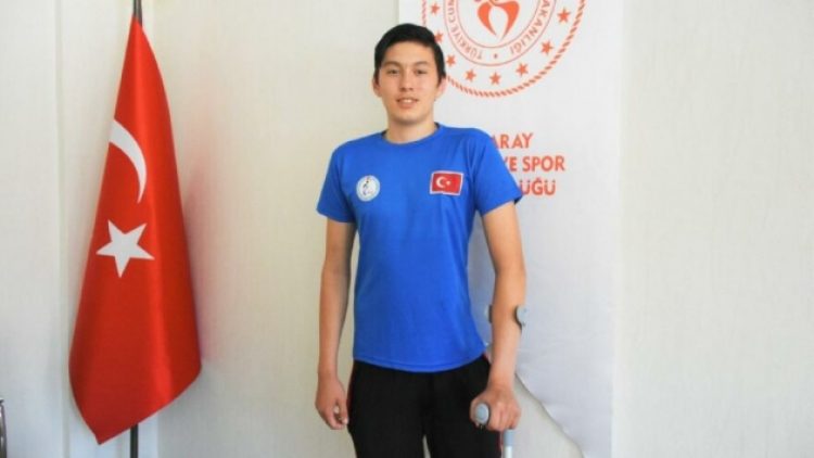 Bacağını kaybetti ama voleyboldan kopmadı