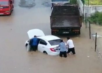 Rize’de sağanak: 3 kişi kayıp, bakanlar bölgeye gidiyor