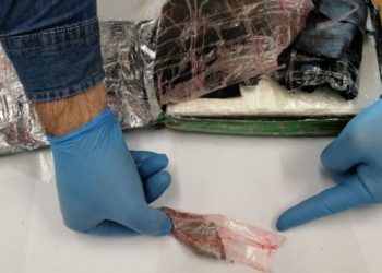 Uçaktan atılan 9 milyon euro’luk kokain yanlış eve düştü, pilot yakalandı