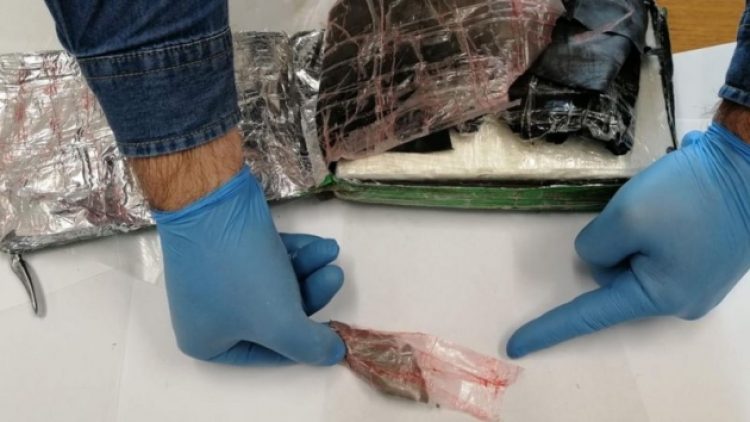 Uçaktan atılan 9 milyon euro’luk kokain yanlış eve düştü, pilot yakalandı