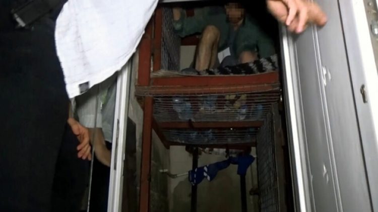 Şirinler çetesinin kafese kapattığı iki kişi: Kendi isteğimizle girdik