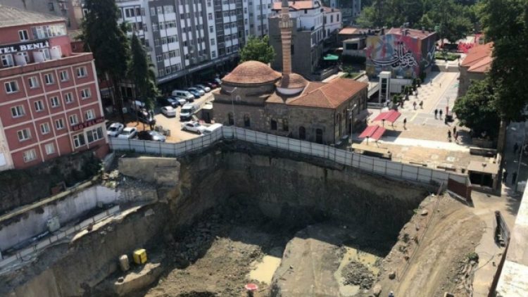 Tarihi binaların ortasına yapılan inşaatta ‘patlayıcı kullanıldı’ iddiası