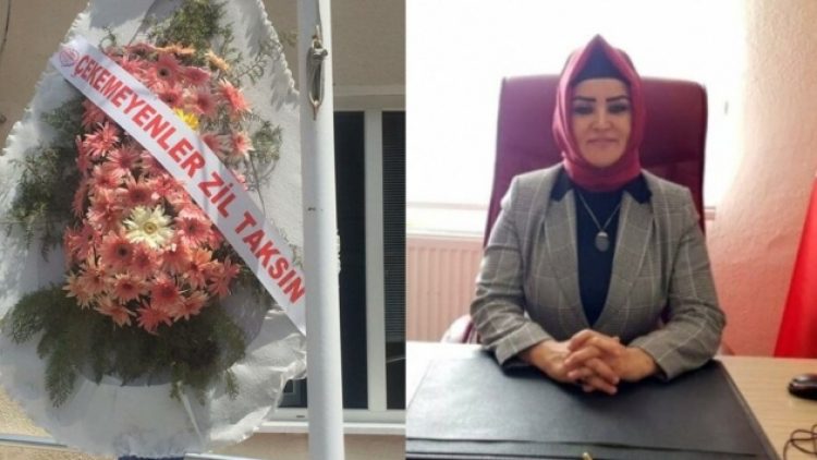 Müdürün yeniden atanması ‘Çekemeyenler zil taksın’ çelengiyle kutlandı