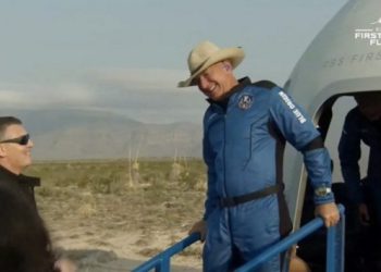 Milyarder iş adamı Jeff Bezos Dünya’ya döndü
