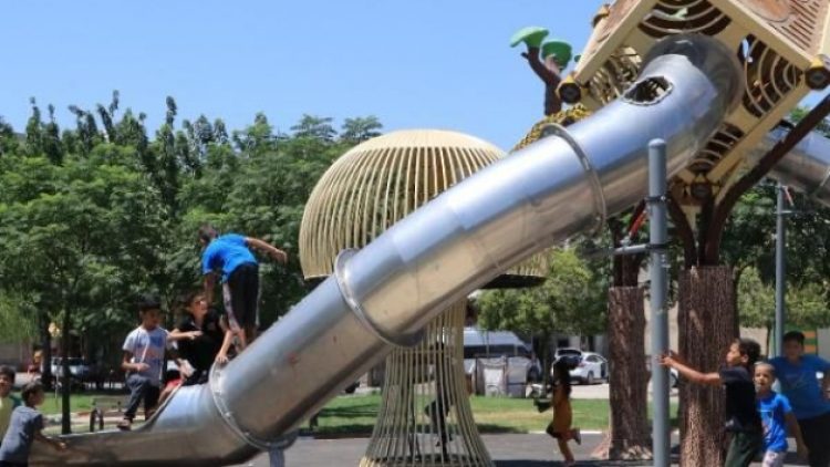 Belediye sacdan kaydırak yaptı, çocuklar sıcaktan yandı