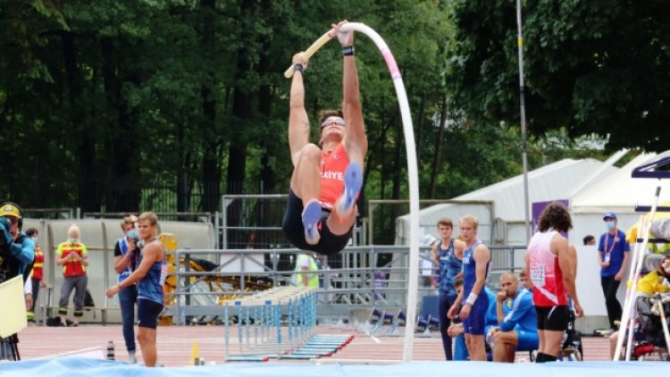 Sırıkla atlamada Ersu Şaşma finalde