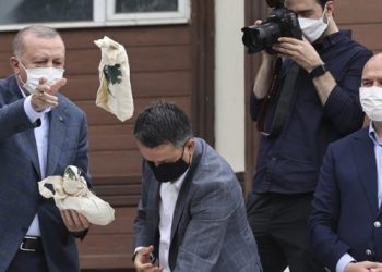 AKP’li Metiner: Reis’e çay paketleri attırmak nedir? Artık seçim zamanı bile yapılmamalı