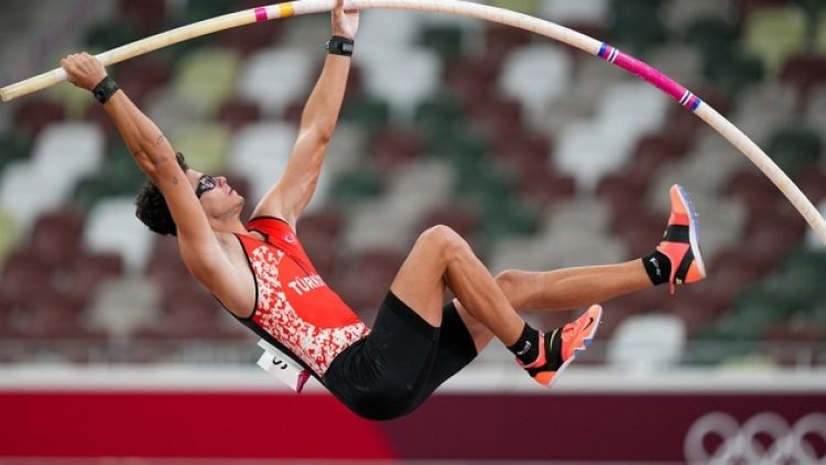 Sırıkla atlamacı Ersu Şaşma, 10. oldu