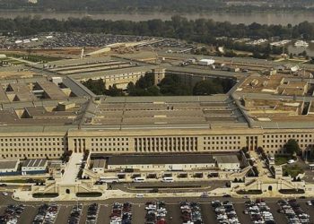 Yakınlarındaki silah sesleri üzerine kapatılan Pentagon binası yeniden açıldı