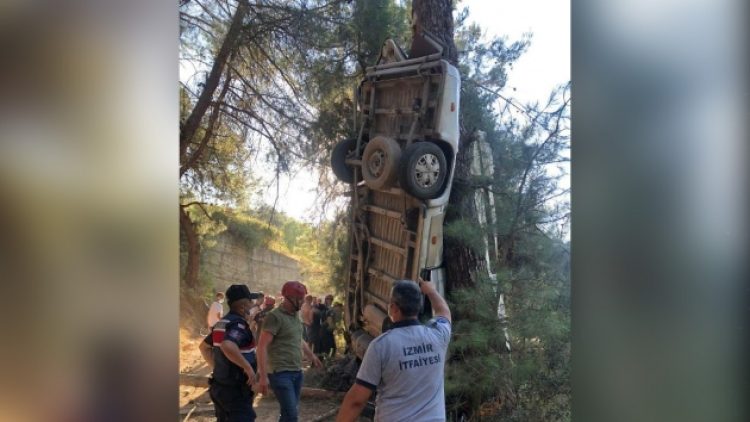 İzmir’de servis minibüsü şarampole yuvarlandı: 6 kişi yaşamını yitirdi; 11 yaralı